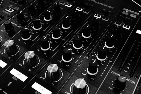 Should I Use In Store Music for My Business